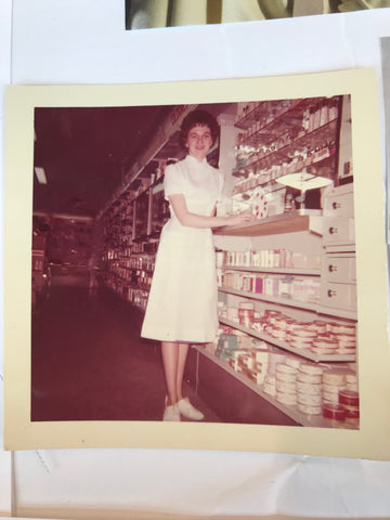 Voici ma belle grand-maman Nicole, cosméticienne en pharmacie avant son mariage! 