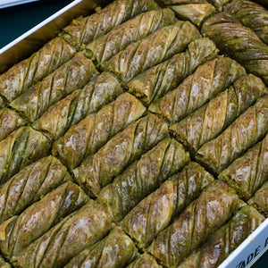 Pistachio Twister Baklava in Metal Gift Box 2kg (70.54oz) - TurkishTaste.com