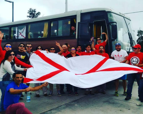 Ricardo junto a integrantes de La Marea Albirroja antes de subirse al bus.