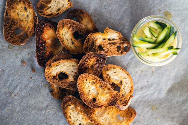 Brotchips mit Knoblauchdip - Brotliebling