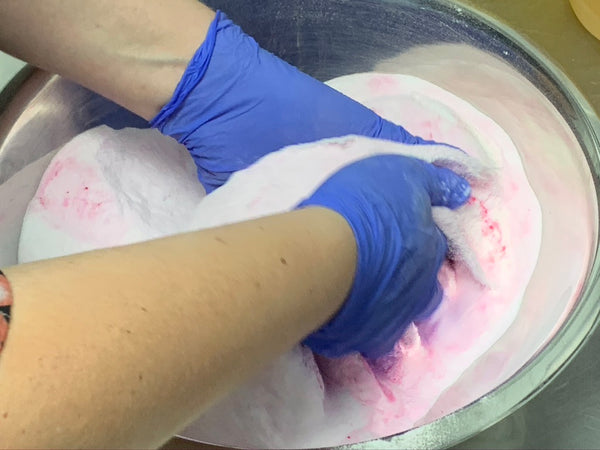 DIY How to make bath bombs mixing colorant