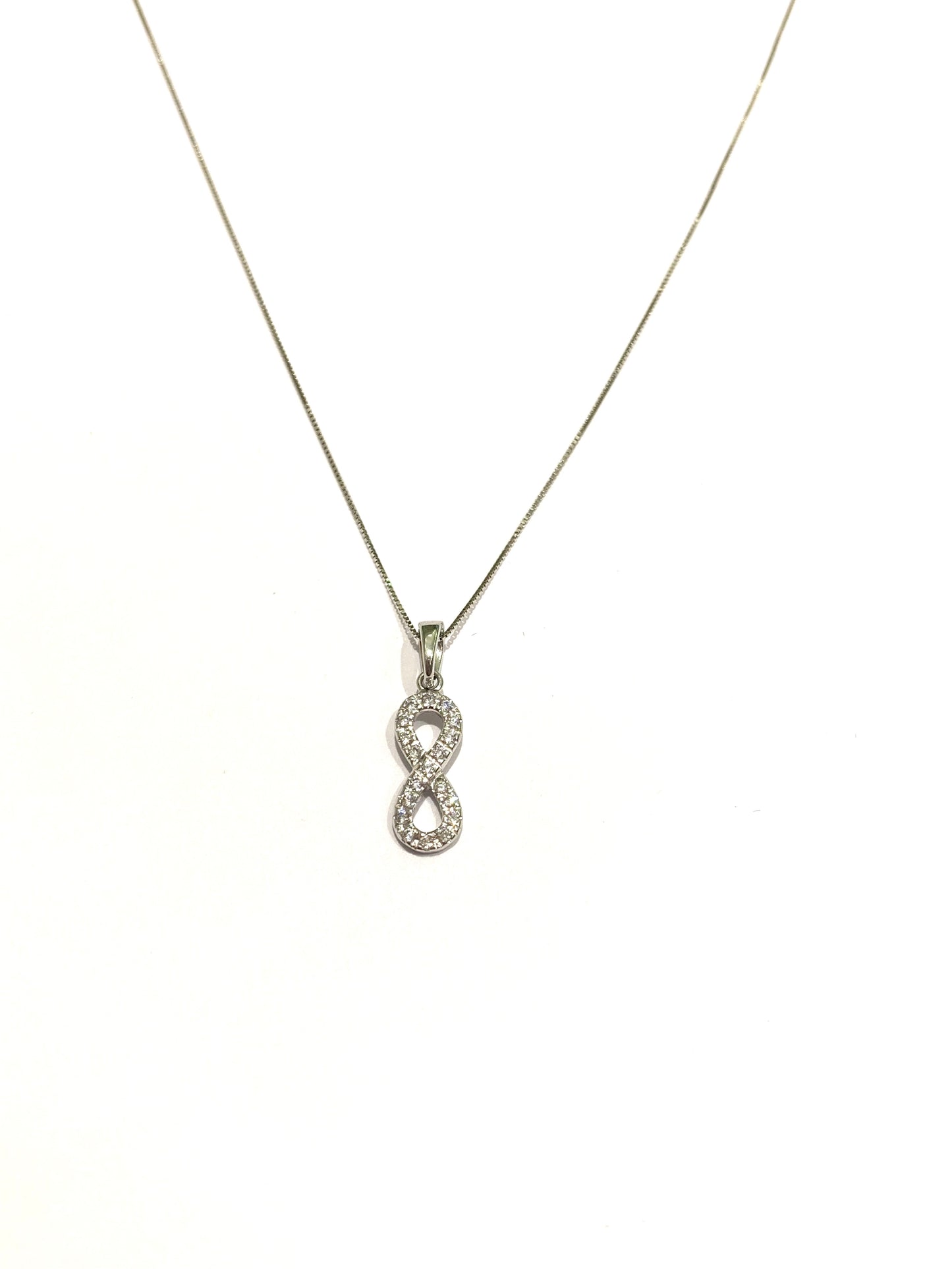 Collana in oro bianco 18kt con infinito ricoperto interamente da zirconi. Lunghezza catena 40 cm. Dimensioni infinito 0,6x2 cm incluso anellino.