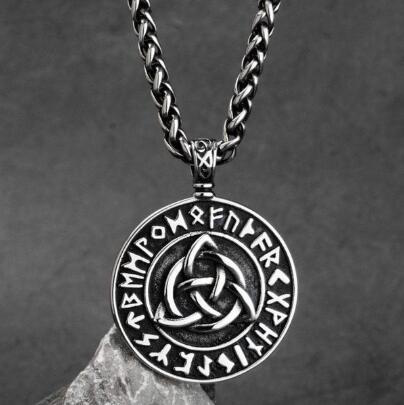 celtic knot necklace - Gthic.com - Blog