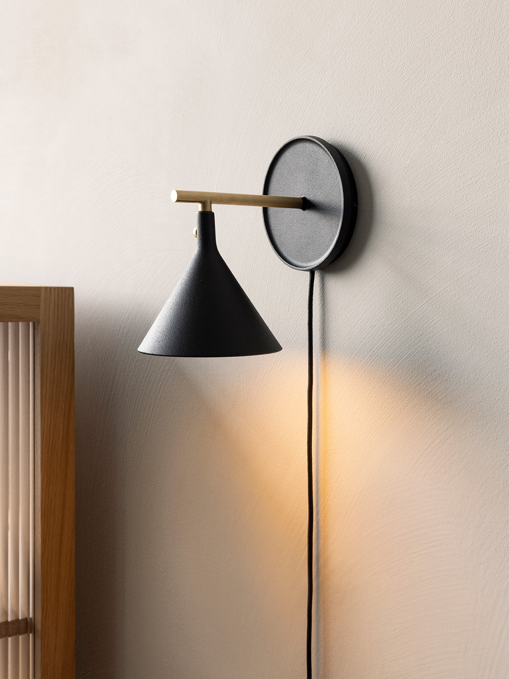 dump Zus Telegraaf Cast Sconce Wall Lamp with Diffuser, Dimmable