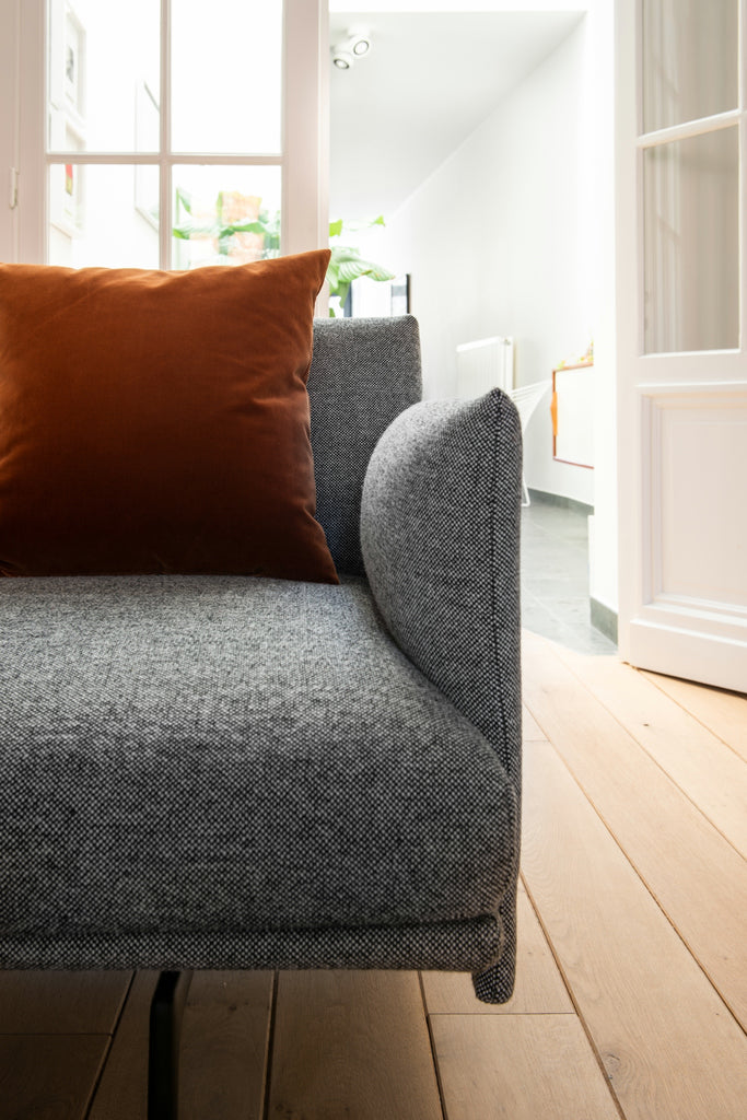 Binnenkijken herenwoning - Muuto Outline sofa detail