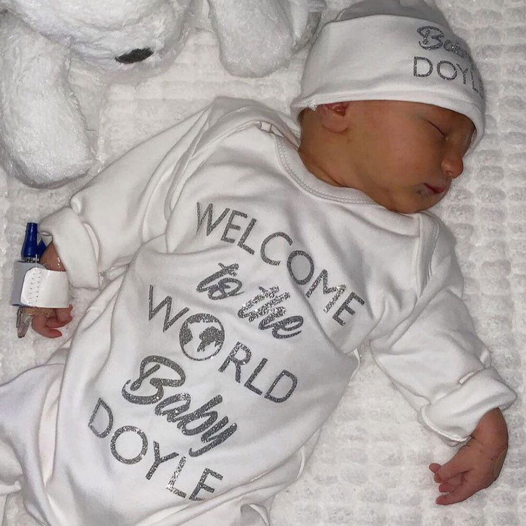 Bonjour World Sleepsuit/Babygrow Personlised Hat Set tout nom 
