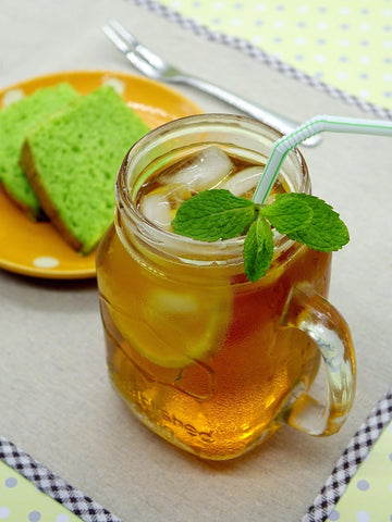 Article “véritable histoire du thé glacé”, avec un verre de thé glacé avec rondelle de citron et feuille de menthe, par Le Beau Thé