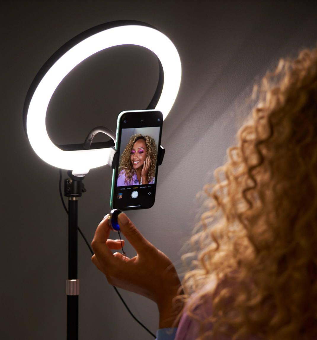 How to Use a Light to Enhance your Selfie and Video Quality – Glamour Mirrors