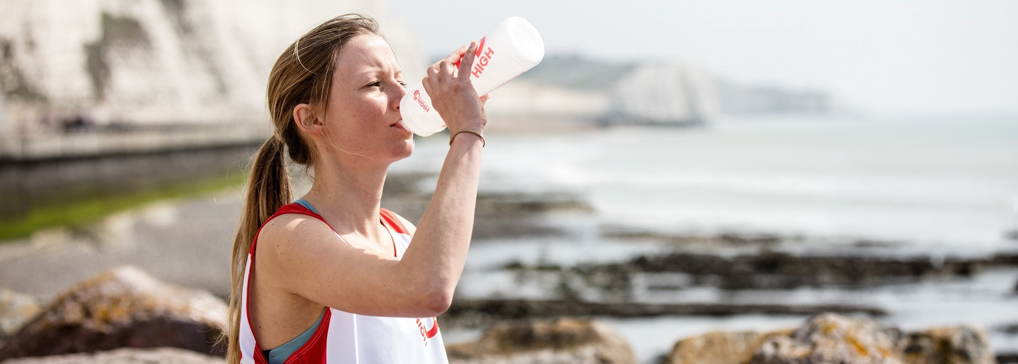 Runner drinking from HIGH5 waterbottle