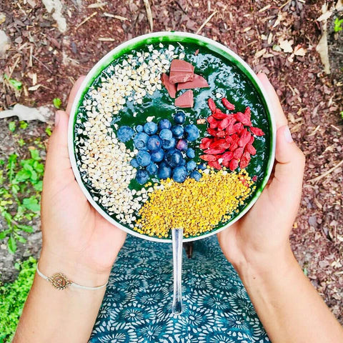 Smoothie Bowl mit Buchweizensprossen, Kakao, Gojibeeren, Blütenpollen und Blaubeeren