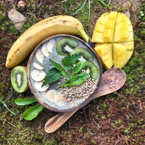 Smoothie Bowl mit Buchweizensprossen, Banane, Mango, Kiwi, Brennnessel und Spitzwegerich