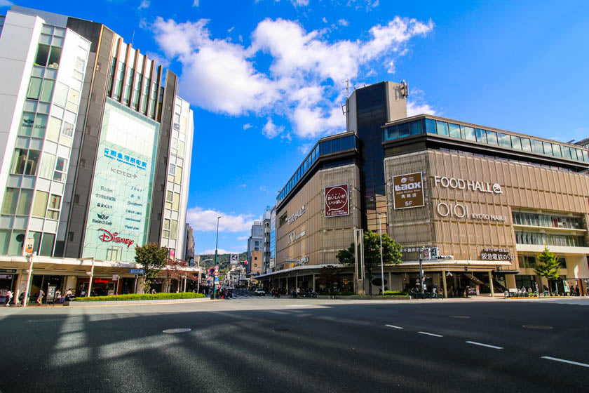 The scenery on the Shijo-dori in downtown Kyoto.