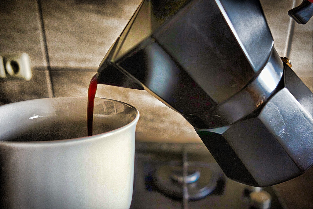 Espressokocher Kaffee eingießen