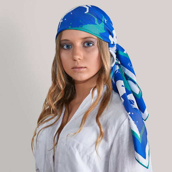 A silk scarf tied around your head always catches the attention of all the people around you.