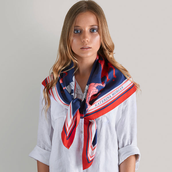 Relaxing silk scarf on the shoulders: the new trend of the season.