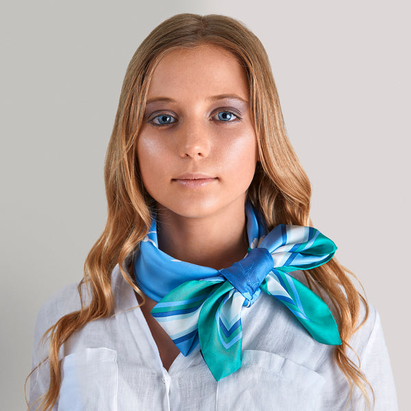 Elegant bow: perfect classy mix with shirts and sweaters.