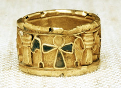 Gold wedding ring with lapis lazuli