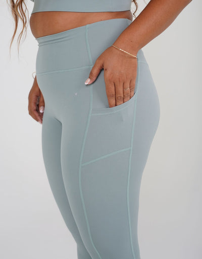 Crimson tavernorlando Elite Pocket Leggings in the color mist curvy model