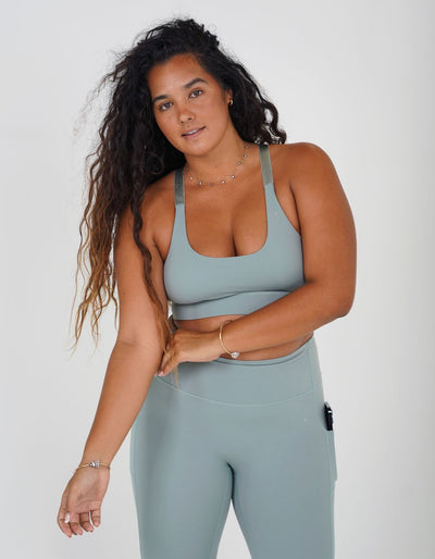 Crimson tavernorlando Elite Pocket Leggings in the color mist curvy model