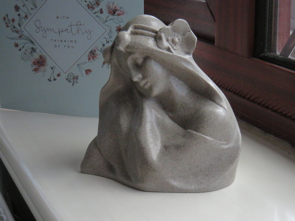Small bust made from human ashes by Marble Art. www.marbleart.fr