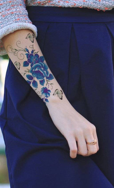 Tatouage Papillon sur Avant Bras avec Rose Bleue - Rêve de Papillon