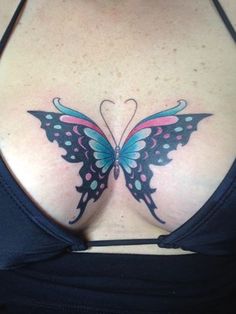 Tatouage Papillon Fantaisie sur Poitrine - Rêve de Papillon