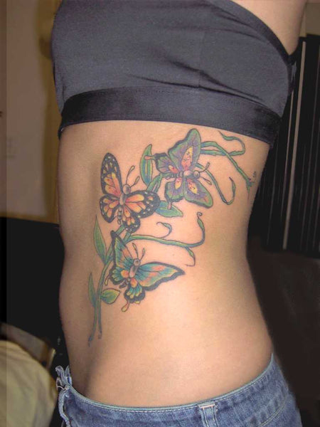 Tatouage Papillon et Plante sur Côte - Rêve de Papillon