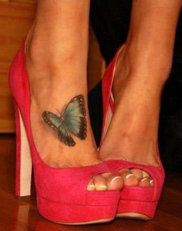 Tatouage Papillon Morpho sur Pied Femme avec Talon - Rêve de Papillon