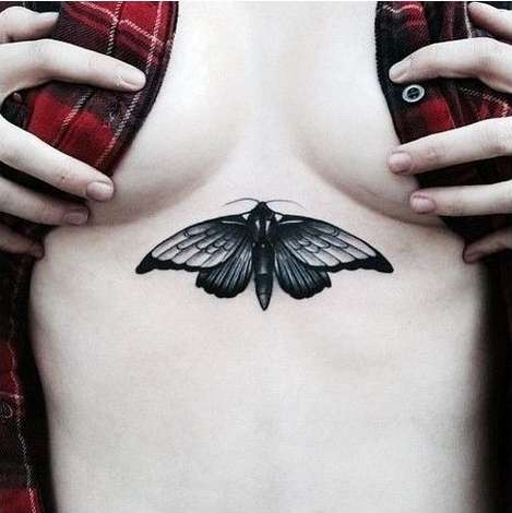 Tatouage Papillon Noir et Blanc Poitrine Femme - Rêve de Papillon