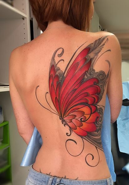 Tatouage Papillon avec plume sur dos femme - Rêve de Papillon