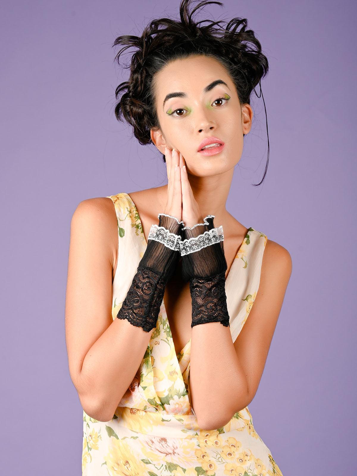 

Gorgeous black lace frills hand gloves
