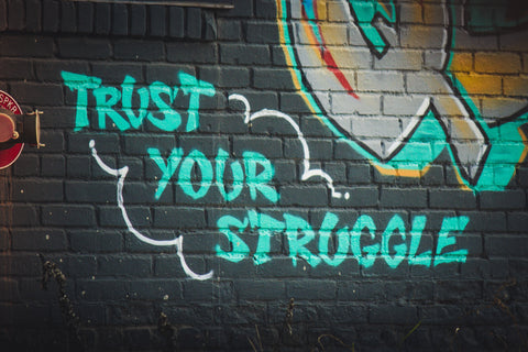 Graffiti "Trust your struggle"