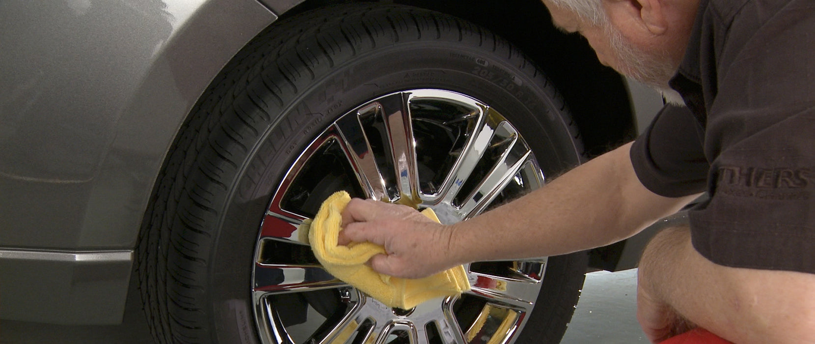 cleaning car tire