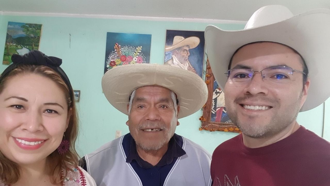 Foto con don Atiliano López, Claudia Mariscal y Paco Hernández