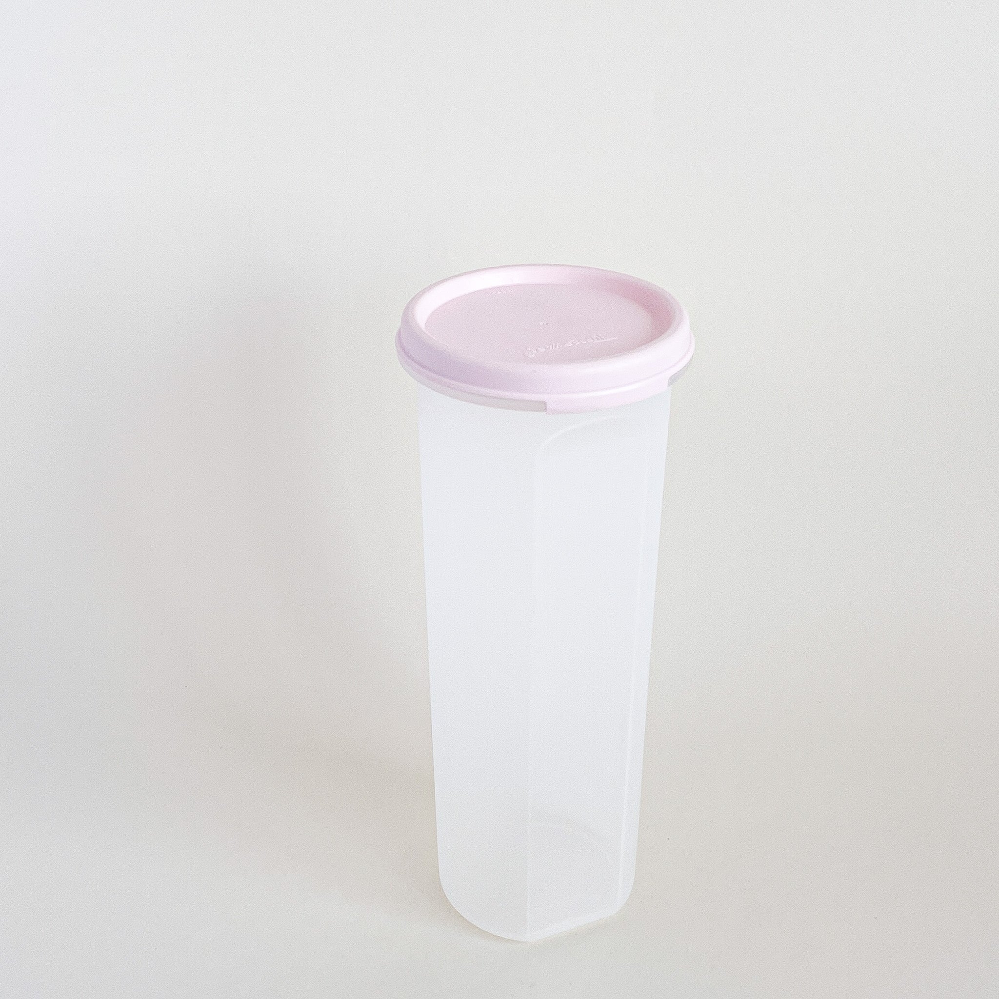 Vaccineren Onenigheid Huidige Tupperware pink cylindrical container – Hello Chose