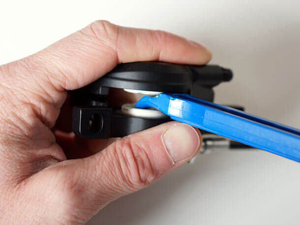 separating shimano brake calliper pistons with plastic tyre lever
