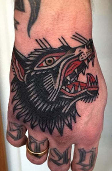 tatouage loup traditionnel homme