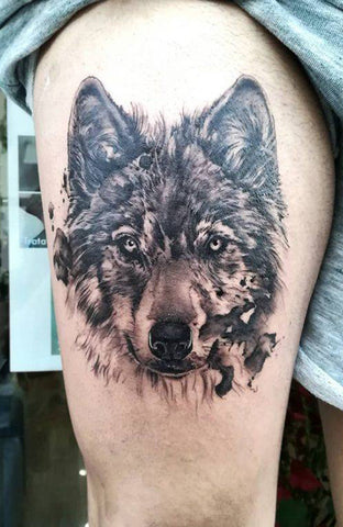 Tatouage de Loup à la Cuisse