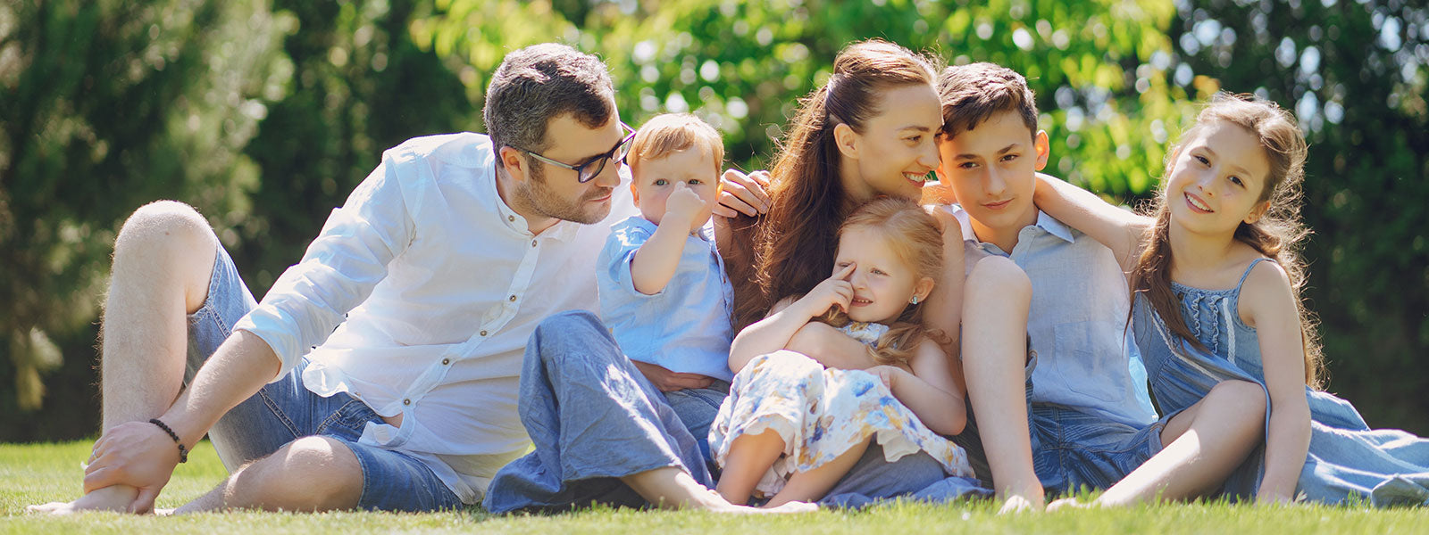 famille assise dans l'herbe