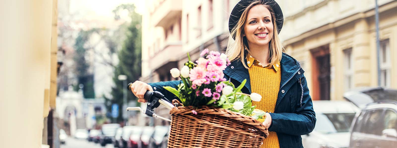 femme et son vélo avec un panier en osier