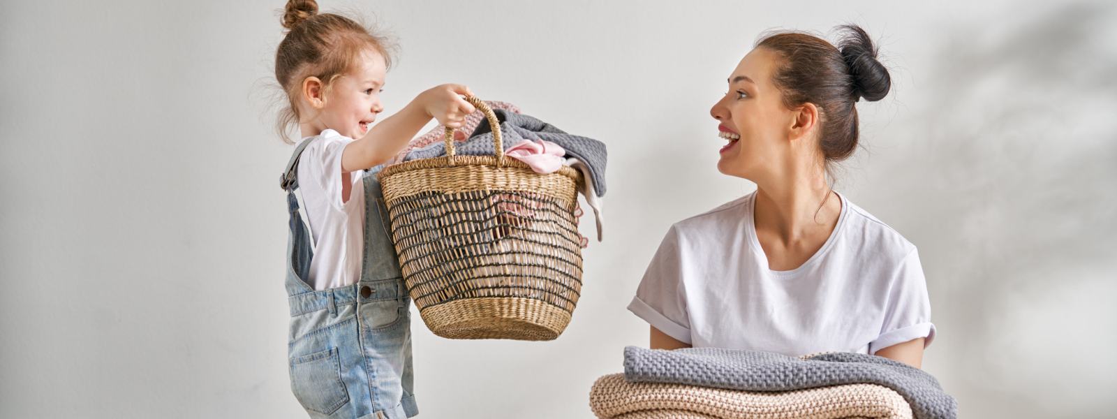 petite fille et sa maman font  la lessive