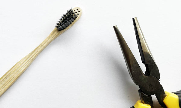 Enlever les poils d'une brosse à dents en bambou