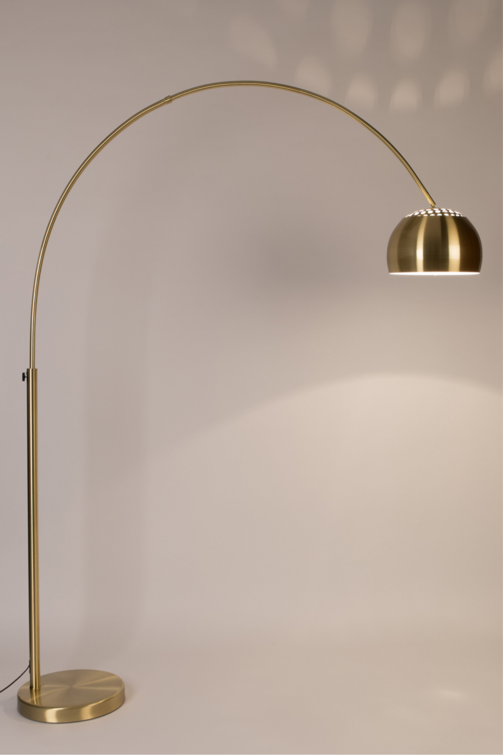 Ademen Bulk hotel Gold Metal Arched Floor Lamp | Zuiver Bow | Dutch Furniture –  DUTCHFURNITURE.COM