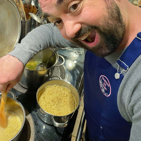eric surveille sur le feu le risotto de coquillette , le secret est dans la cuisson