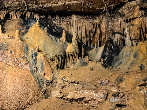 rock formations along crystal palace tour in marengo cave