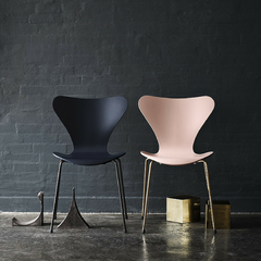 60th Anniversary Series 7 Chairs Dark Blue Pale Pink in Room Arne Jacobsen Fritz Hansen