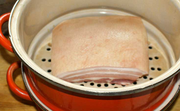 Crispy Pork Belly in Red Curry Paste steam pork