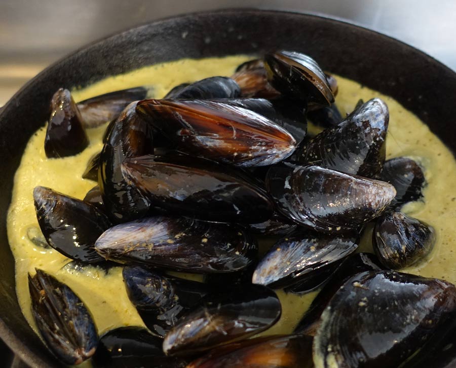 Add mussels to the pan