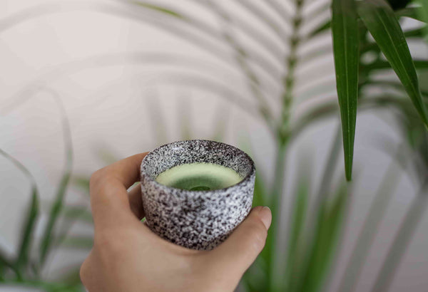 Hand-hält-Teetasse-mit-Matcha