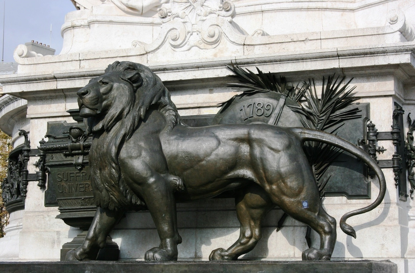 Monument République Française avec Statue de Lion à Paris